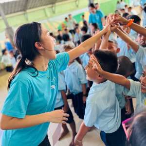 Dr Lisa in Phomn Penh high5 kids